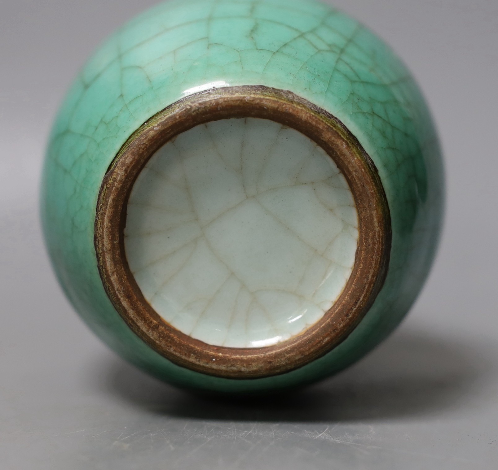 A Chinese green crackle glazed jar, 19th century, 12.5cm